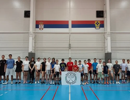 Pokreni se. Zaigraj badminton.